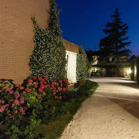 Aura Relais Bed & Breakfast 4*